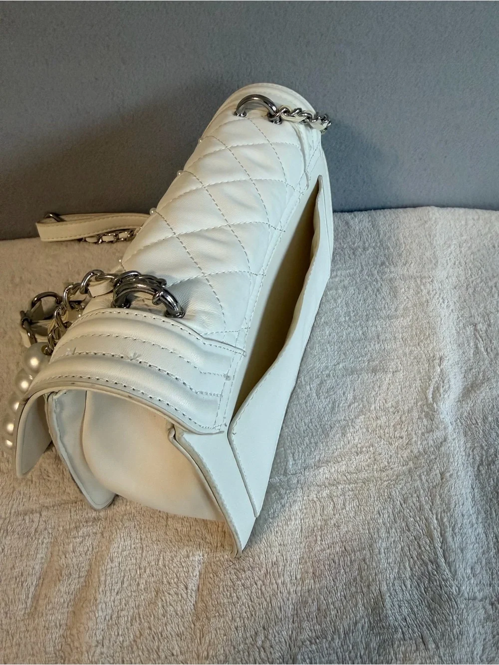 Badgley Mischka Bridal White Letter Lock Quilted & Pearl's Crossbody - Picture 7 of 13